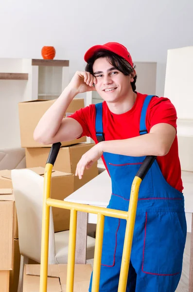 Giovane imprenditore maschio con scatole di lavoro al chiuso — Foto Stock