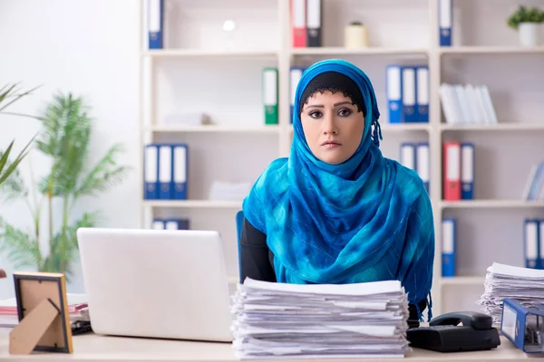 Vrouwelijke werknemer in hijab op kantoor — Stockfoto