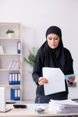 Ofiste çalışan tesettürlü kadın muhasebeci. 