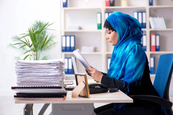 Female employee in hijab working in the office — Stock Photo, Image
