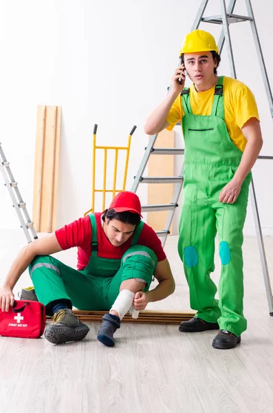 Trabalhador ferido e seu companheiro de trabalho — Fotografia de Stock