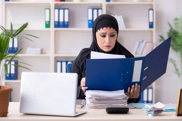 Vrouwelijke werknemer boekhouder in hijab werken in het kantoor — Stockfoto