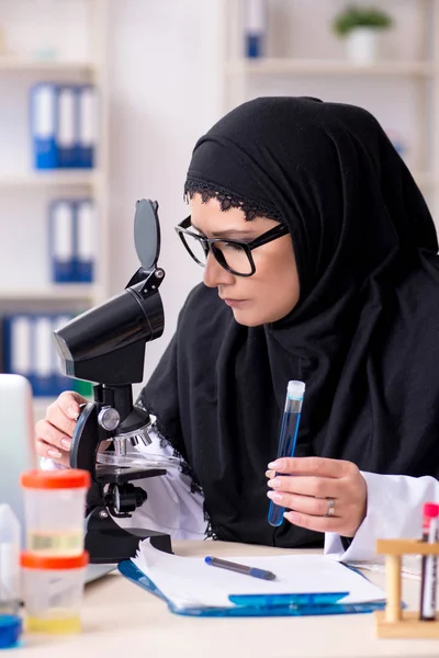 Chemikerin im Hidschab arbeitet im Labor — Stockfoto