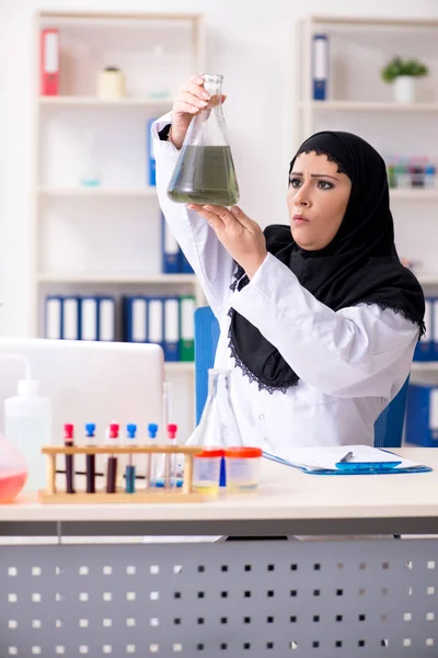 Chemikerin im Hidschab arbeitet im Labor — Stockfoto