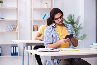 Sınıfta iki erkek öğrenci var.