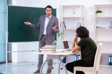 Genç öğretmen ve öğrenci sınıfta. 