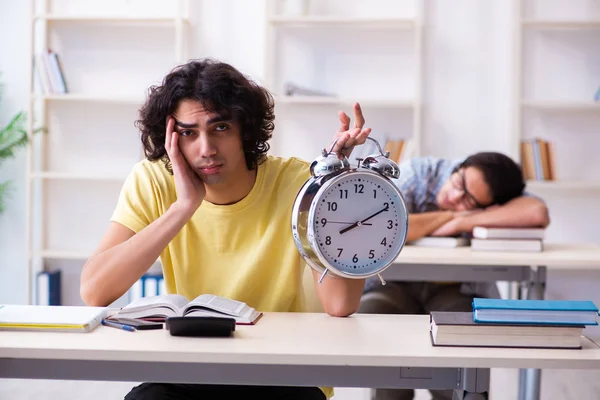 Zwei männliche Schüler im Klassenzimmer — Stockfoto