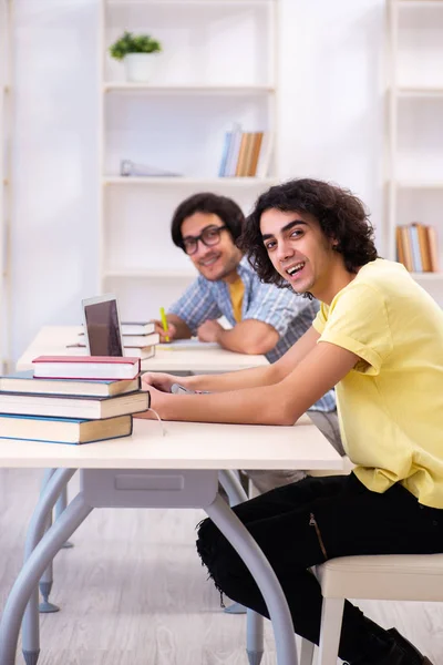 Dva studenti ve třídě — Stock fotografie