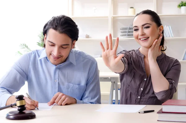 Familia joven en el concepto de divorcio matrimonial — Foto de Stock