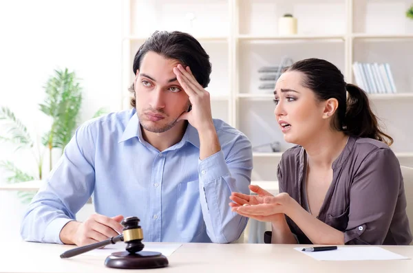 Ung familj i äktenskap skilsmässa koncept — Stockfoto