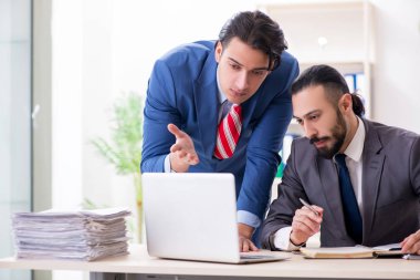 Ofiste iki erkek arkadaş var. 