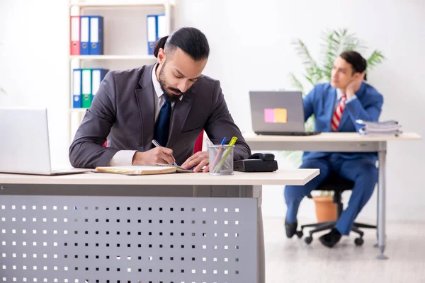 Twee mannelijke collega 's op kantoor — Stockfoto