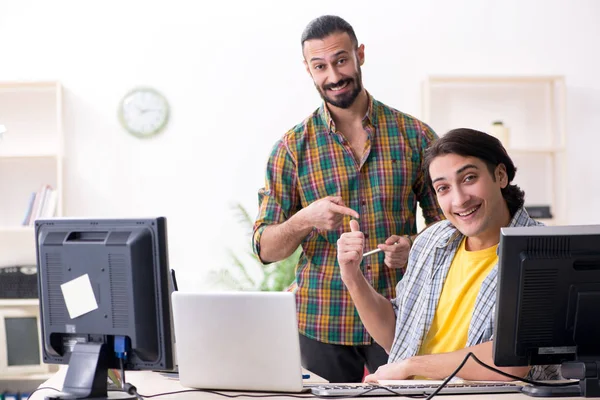 Dos especialistas que trabajan en la oficina —  Fotos de Stock