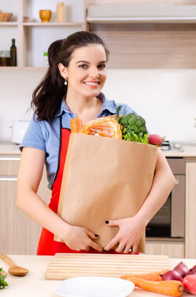 台所に野菜を持つ若い女性 — ストック写真