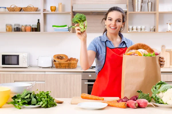 Young woman with vegetables in the kitchen — Stock Photo, Image