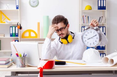 Ofiste çalışan genç erkek mimar. 