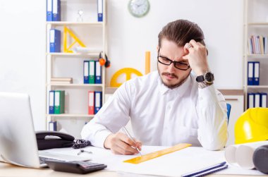 Ofiste çalışan genç erkek mimar. 