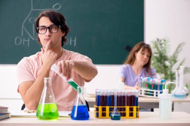 İki kimyagerler Öğrenciler sınıfta 