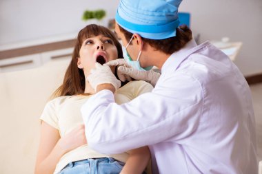 Genç kadın ziyaret erkek doktor otolaryngologist
