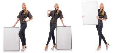 Beyaz tahta üzerinde beyaz izole olan güzel kadın 