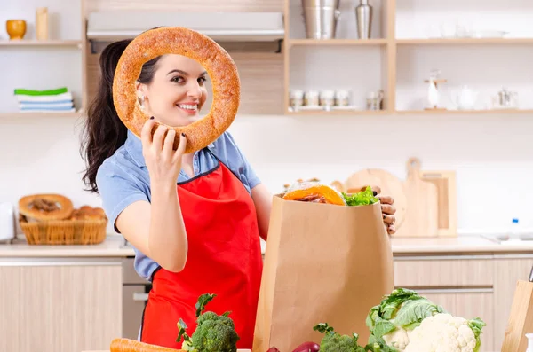 Mujer joven con verduras en la cocina —  Fotos de Stock