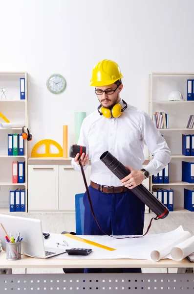 Jovem arquiteto masculino que trabalha no escritório — Fotografia de Stock