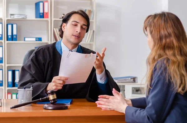 Mujer joven visitando a abogado masculino — Foto de Stock