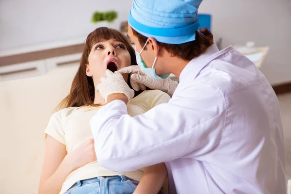 Jovem mulher visting masculino médico otorrinolaringologista — Fotografia de Stock