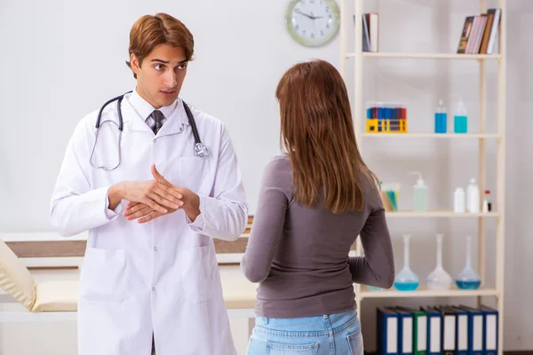 Surdo-mudo paciente feminino visitando jovem médico do sexo masculino — Fotografia de Stock