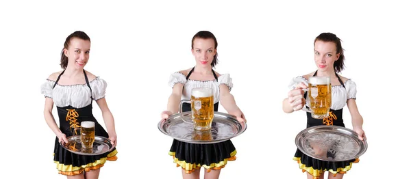 Giovane cameriera con birra su bianco — Foto Stock