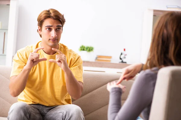 Mujer y hombre aprendiendo lenguaje de señas —  Fotos de Stock