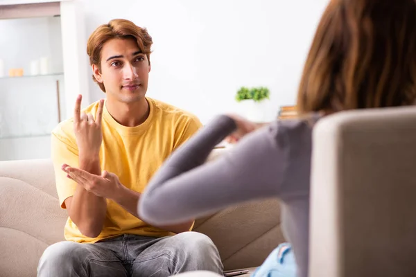 Mujer y hombre aprendiendo lenguaje de señas — Foto de Stock