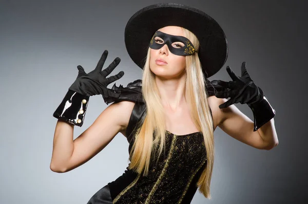 Mujer en traje de pirata - concepto de Halloween —  Fotos de Stock