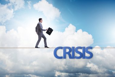 Dar ipüzerinde yürüyen işadamı ile kriz konsepti