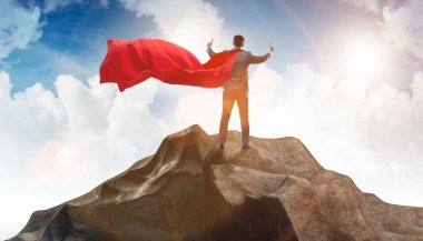 Süper kahraman işadamı dağın zirvesinde
