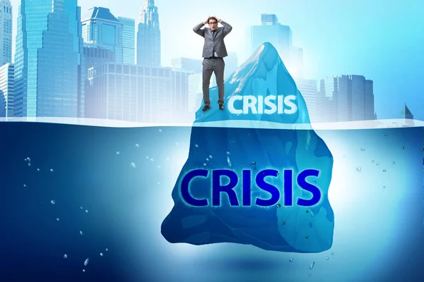 Кризисная концепция с бизнесменом на айсберге — стоковое фото