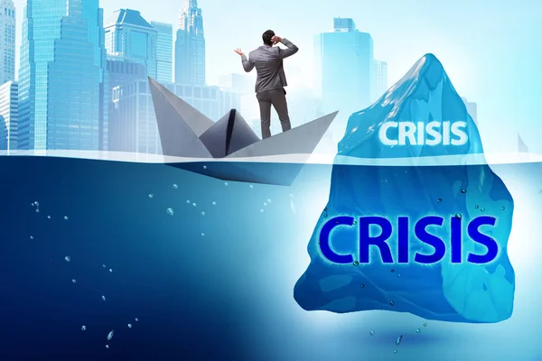 Кризисная концепция с бизнесменом на айсберге — стоковое фото