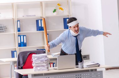 Ofiste çalışan erkek genç yaralı 