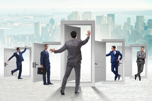 多くのドアを持つ不確実性概念のビジネスマン — ストック写真