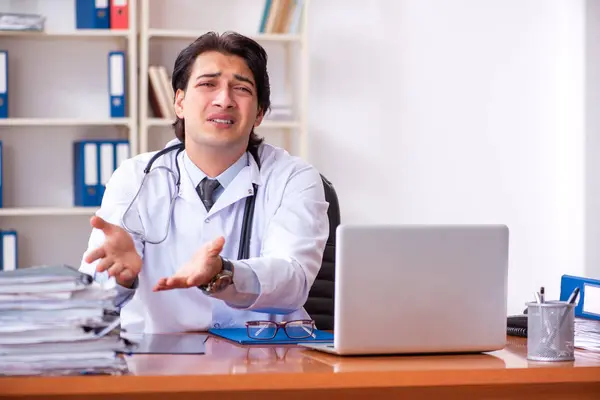 Ung stilig läkare som arbetar på kliniken — Stockfoto