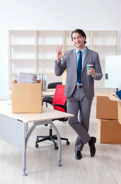 Ung man anställd med lådor i office — Stockfoto