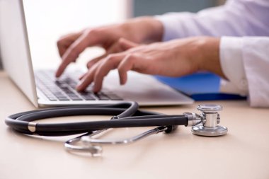 Teletıp konseptinde genç bir doktor. 