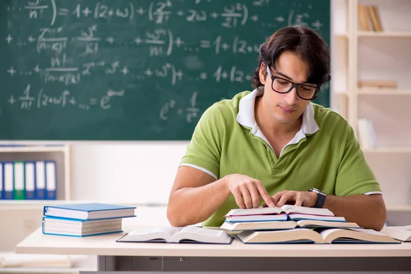 Schöne Studentin vor einer Tafel mit Formeln — Stockfoto