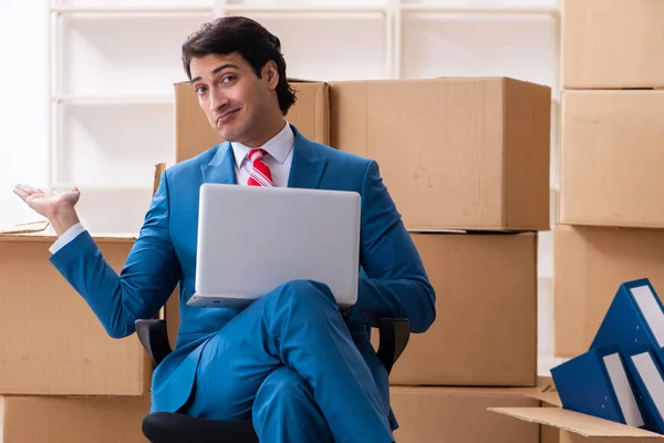 Joven hombre de negocios guapo mudándose a un nuevo lugar de trabajo —  Fotos de Stock