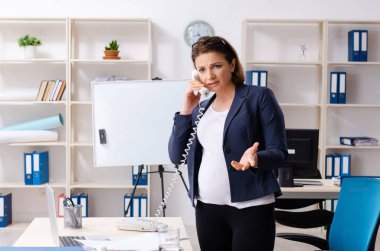 Ofiste çalışan deneyimli bayan çalışanlar. 