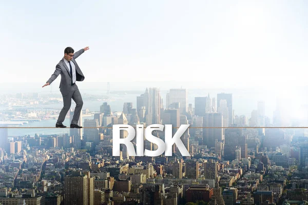 Üzletember a kockázati koncepció séta szűk kötelet — Stock Fotó