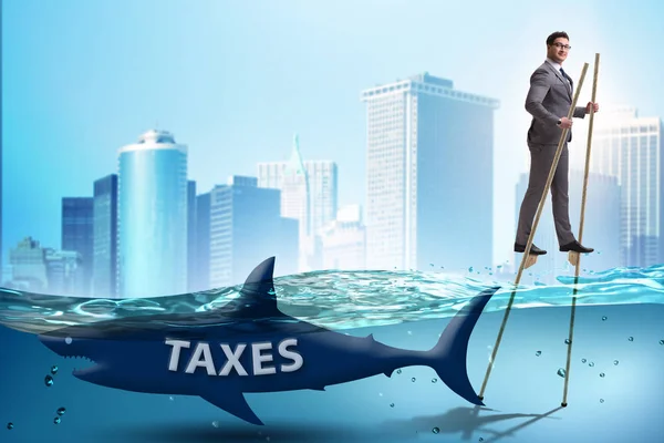 Empresário evitando pagar altos impostos — Fotografia de Stock