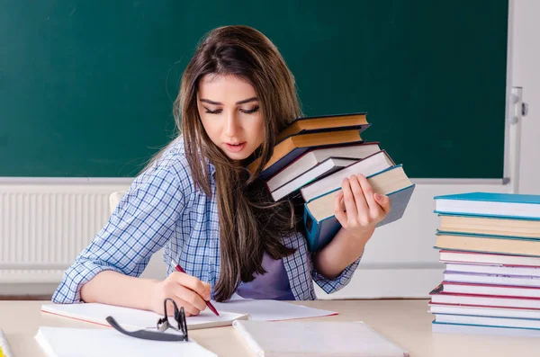 Estudante feminina na frente do quadro — Fotografia de Stock