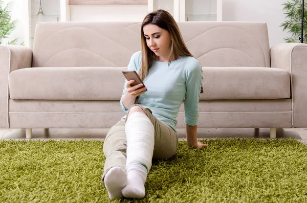 Young woman after car accident suffering at home — Stock Photo, Image