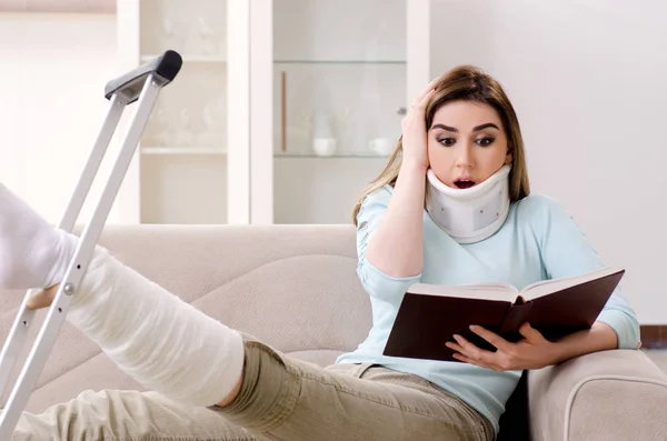 Young woman after car accident suffering at home — Stock Photo, Image